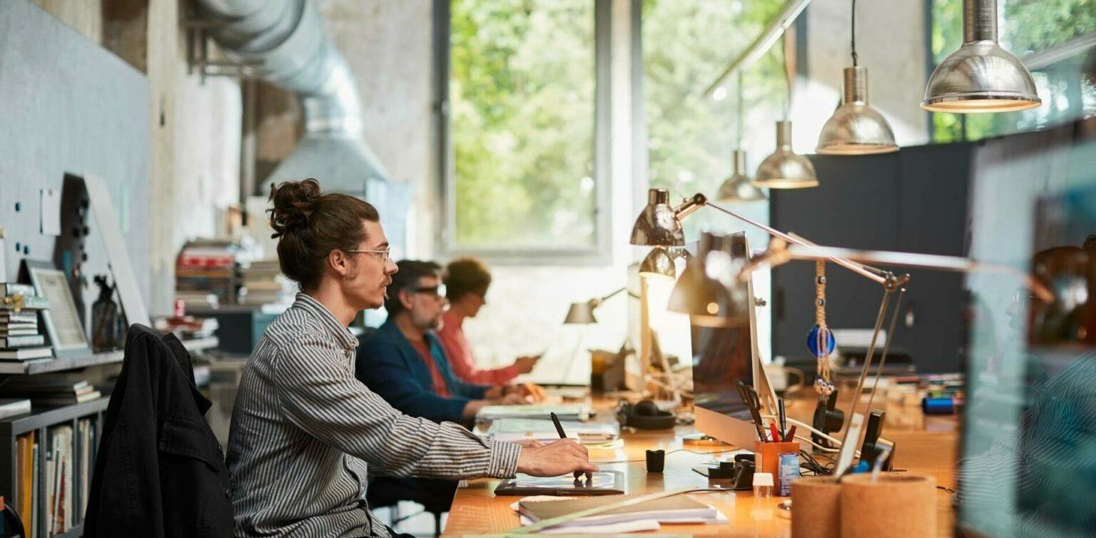 Ingénieurs d'un bureau d'études au travail dans leurs locaux